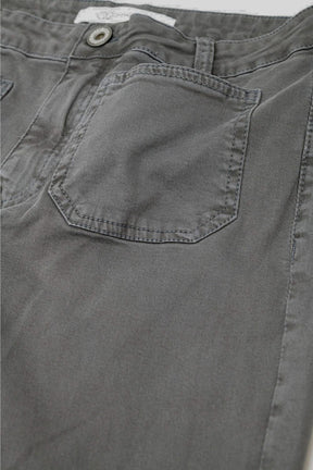 Jeans skinny svasati grigio scuro con dettaglio tasca frontale