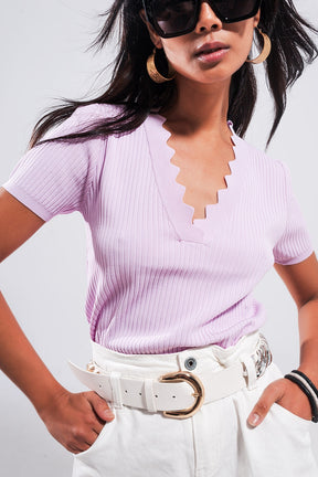 Maglia a coste color lilla con scollo a V