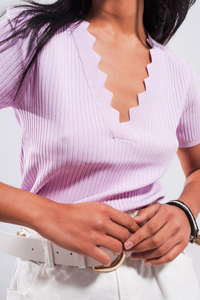 Maglia a coste color lilla con scollo a V