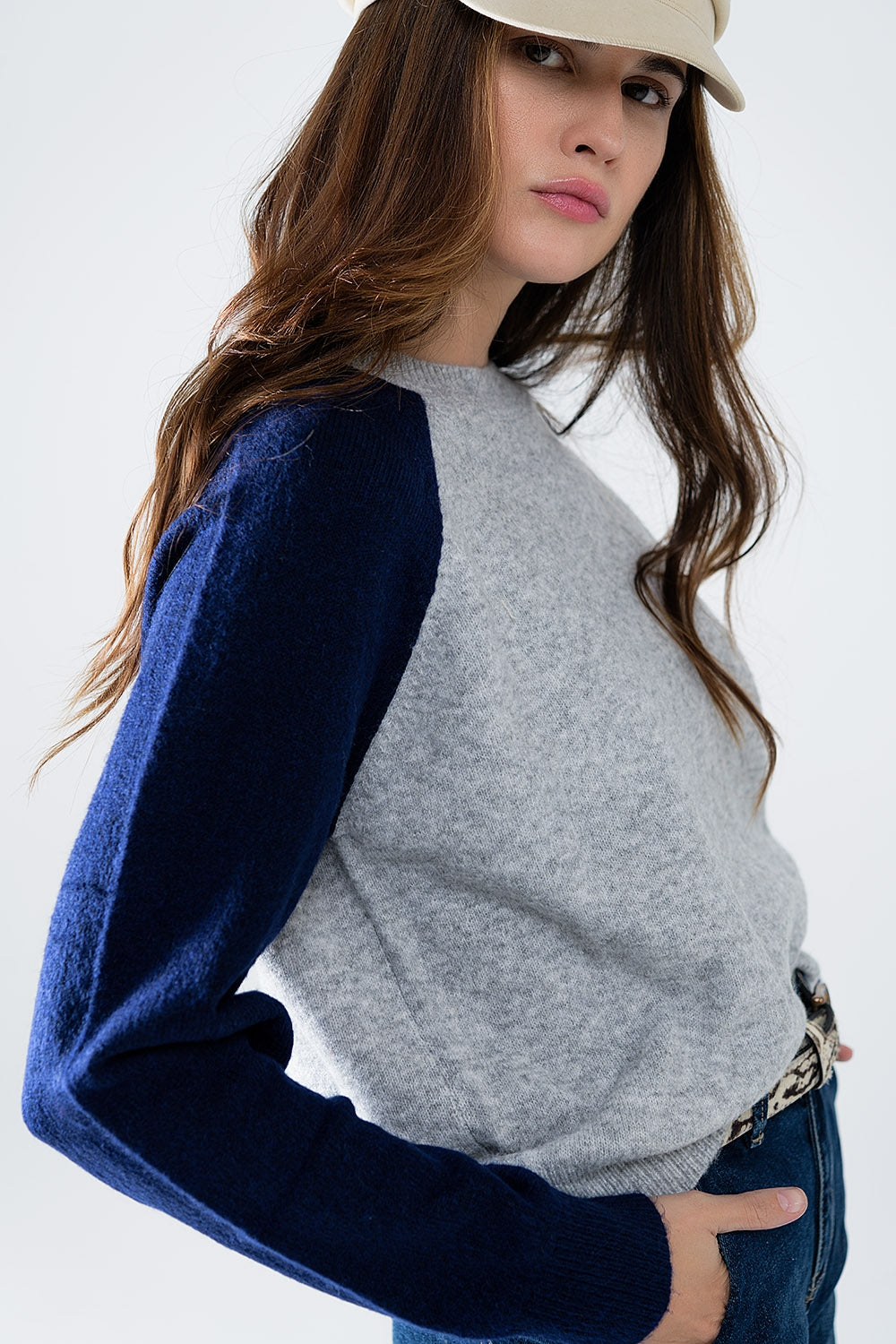 Maglia con maniche raglan bicolore in blu e grigio