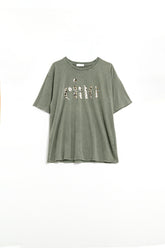 Q2 Maglietta khaki rilassata con Ciao in stampa leopardata
