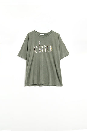 Q2 Maglietta khaki rilassata con Ciao in stampa leopardata