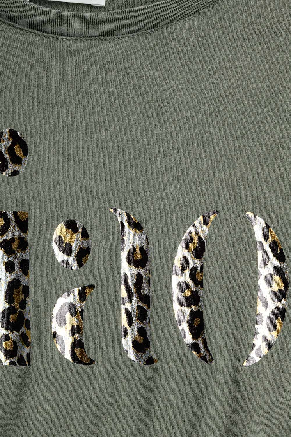 Maglietta khaki rilassata con Ciao in stampa leopardata