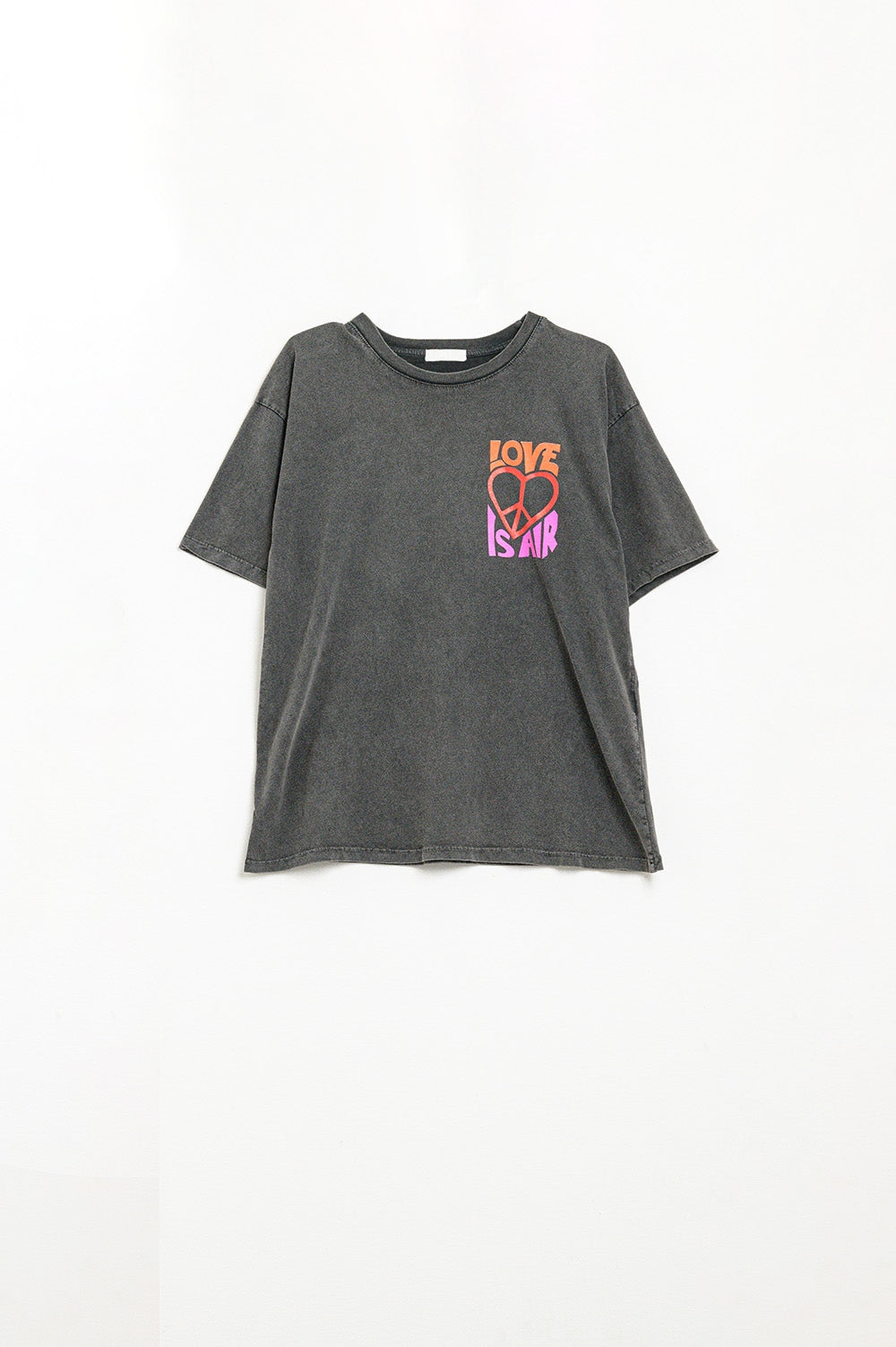 Q2 Maglietta nera con il logo Love is Air e cuore con Peace