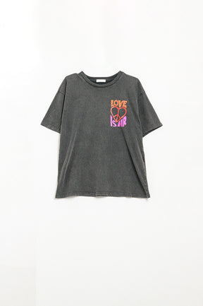 Q2 Maglietta nera con il logo Love is Air e cuore con Peace