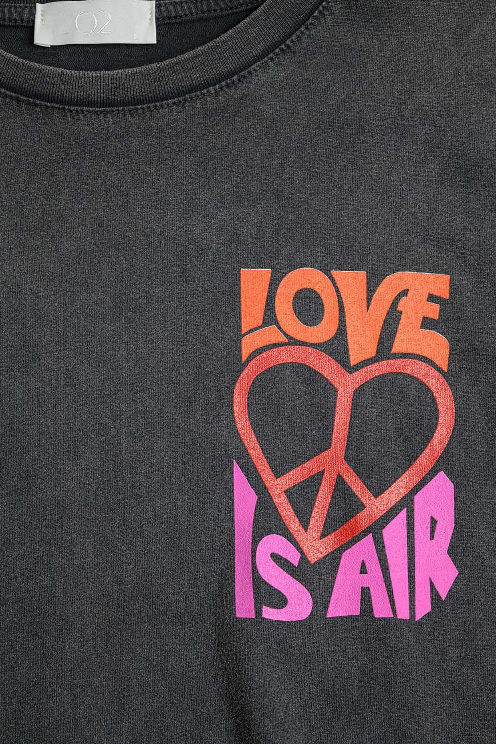 Maglietta nera con il logo Love is Air e cuore con Peace