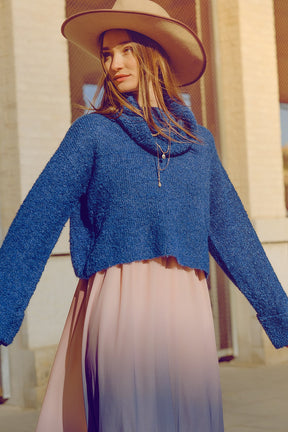 maglione a collo alto in maglia morbida di colore blu