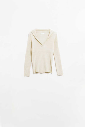 maglione a coste con colletto color crema e maniche lunghe