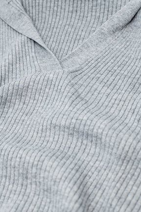 Maglione a coste con colletto grigio e maniche lunghe