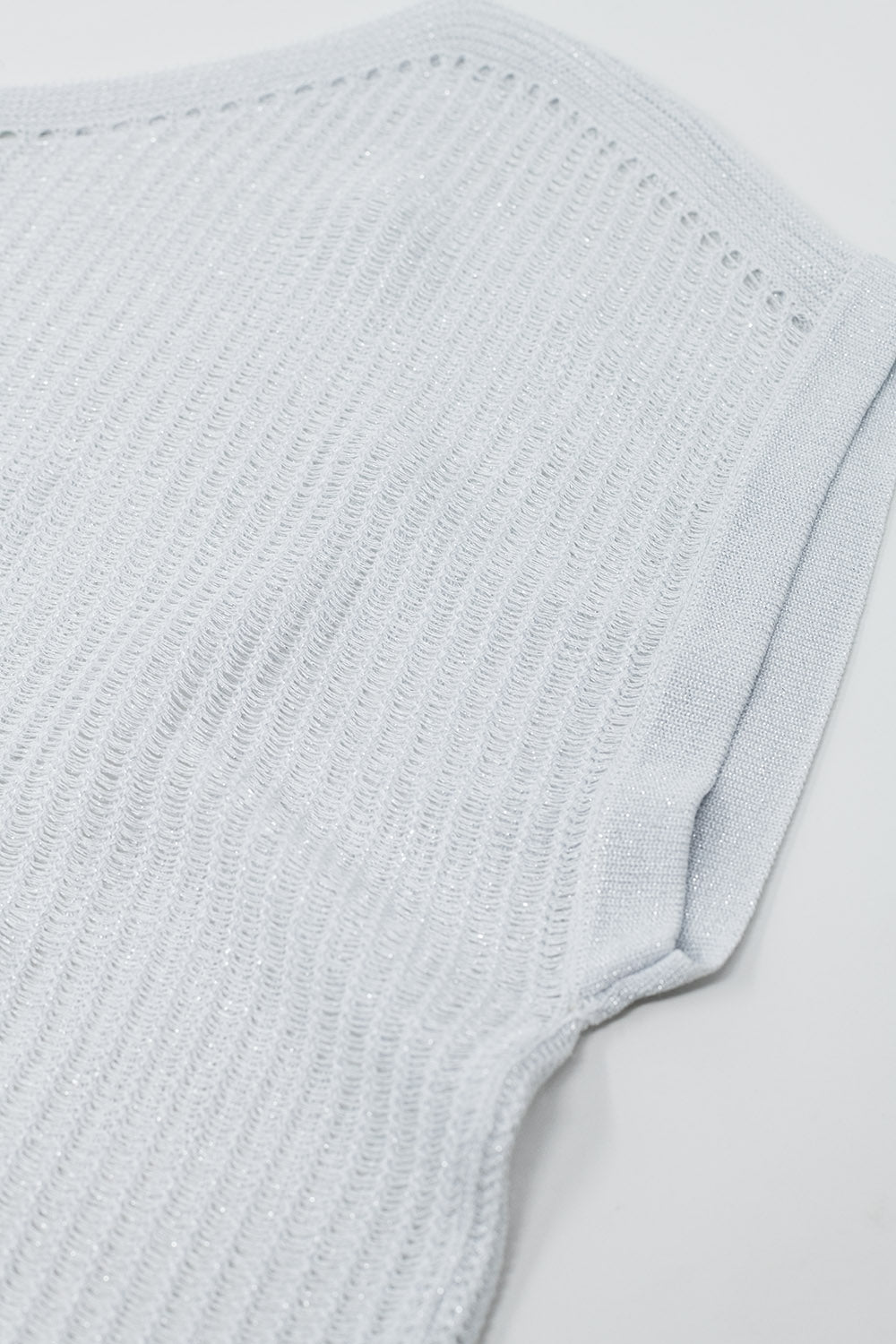 Maglione a coste con scollo a barca e maniche a cappuccio in bianco
