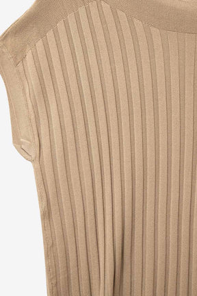 Maglione a coste sottili color cammello con scollo a barca