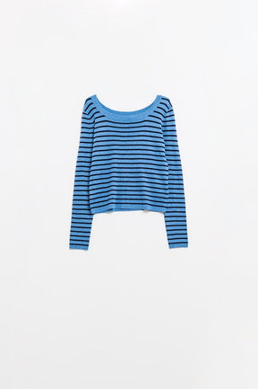 Maglione a maglia fine a righe blu con scollo a barca