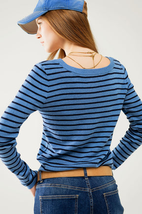 Maglione a maglia fine a righe blu con scollo a barca