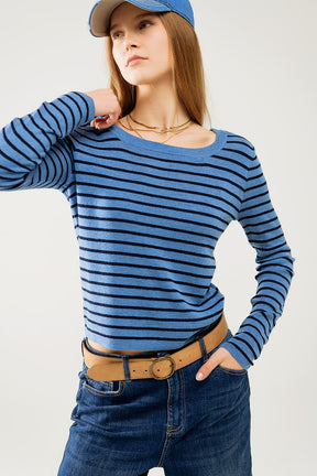 Q2 Maglione a maglia fine a righe blu con scollo a barca