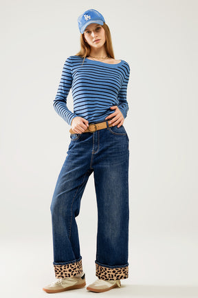 Maglione a maglia fine a righe blu con scollo a barca