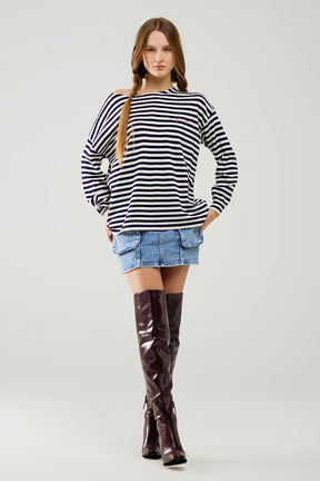 maglione a maglia fine a righe blu navy con scollo a barca