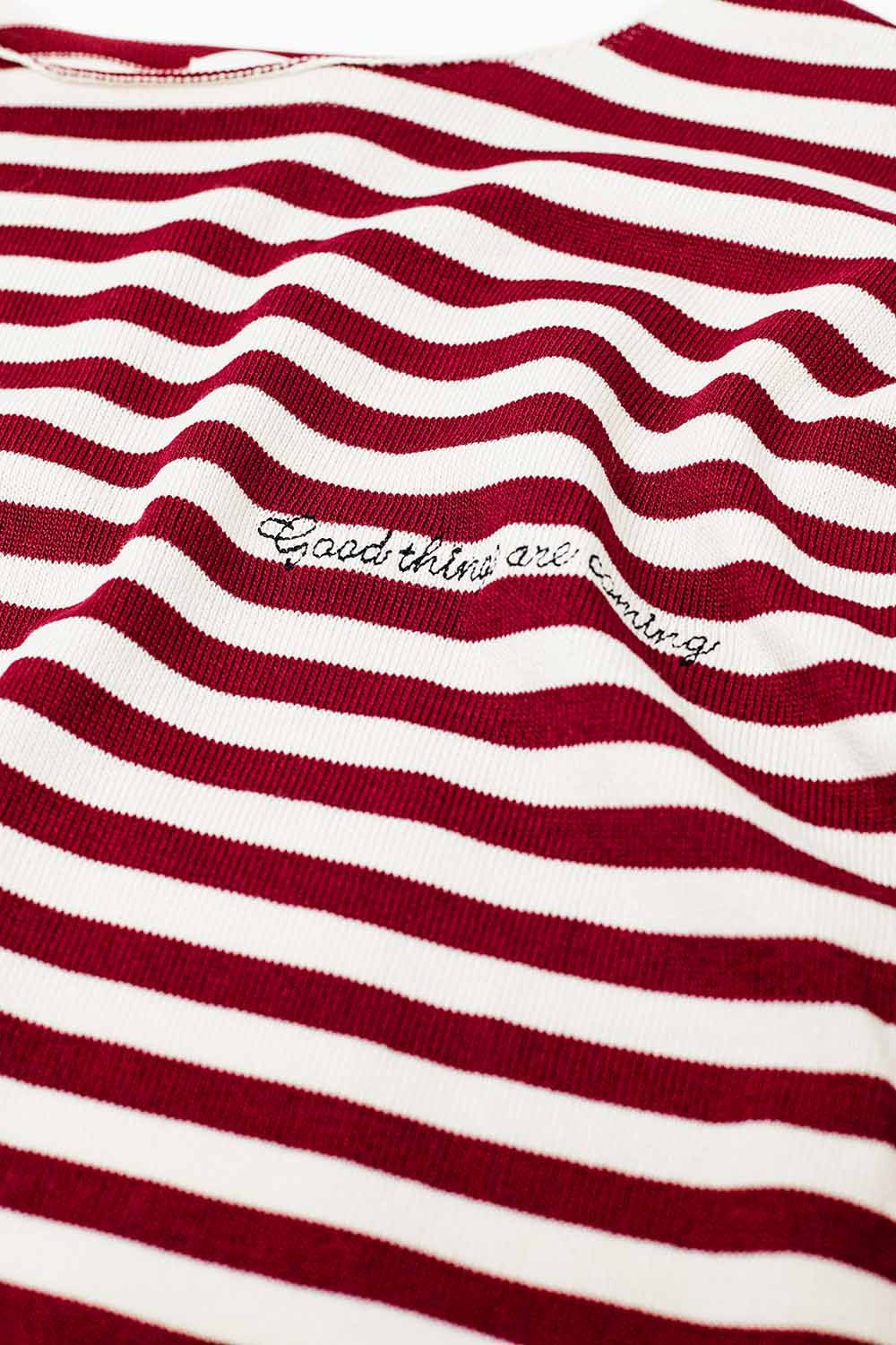 maglione a maglia fine a righe color vino con scollo a barca