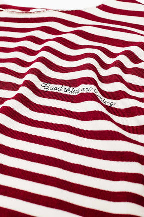 maglione a maglia fine a righe color vino con scollo a barca