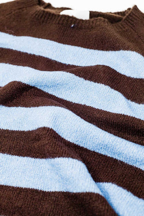 Maglione a maglia fine in marrone con righe blu