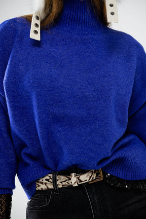 maglione a maglia grossa blu con dolcevita