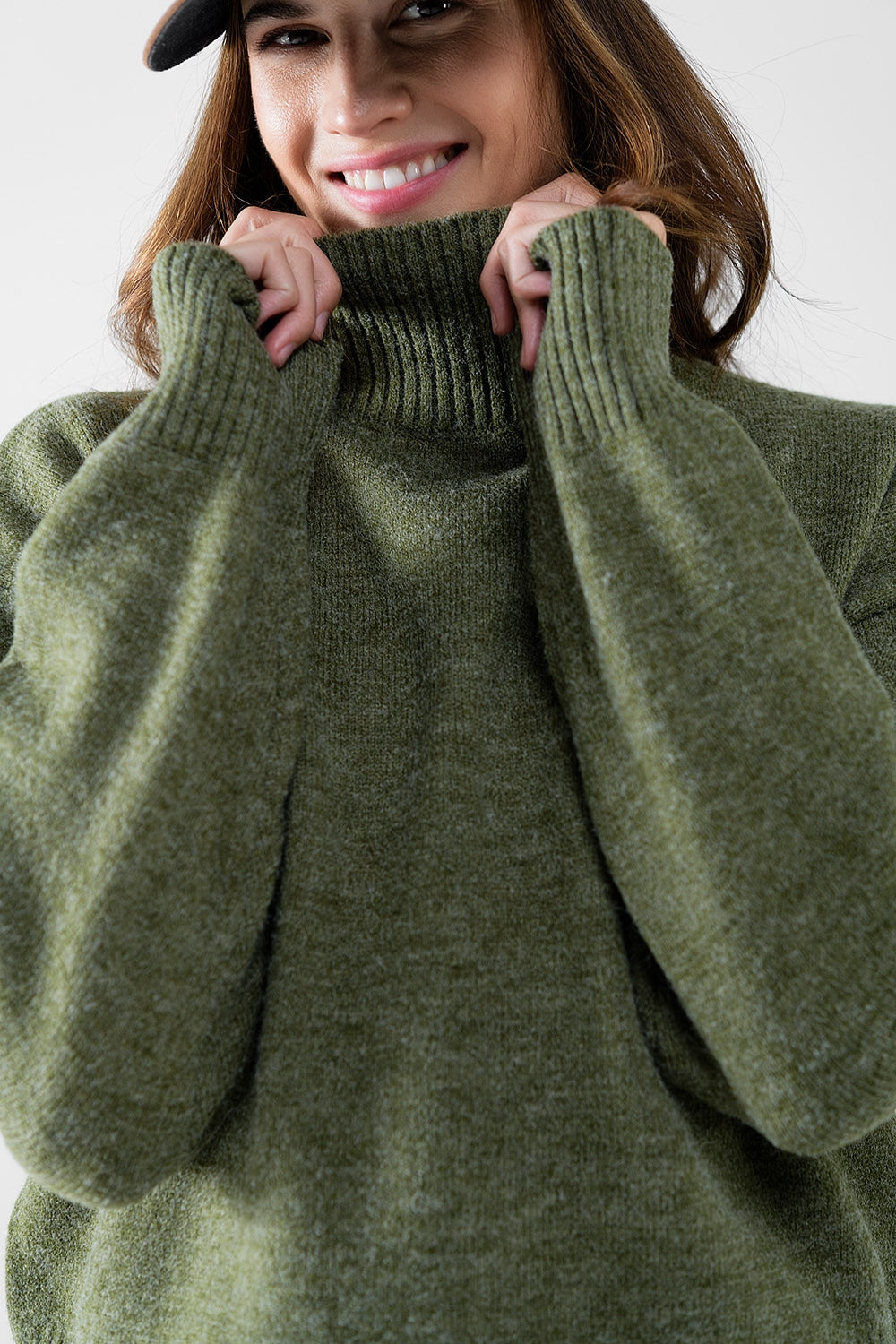 maglione a maglia grossa verde con dolcevita