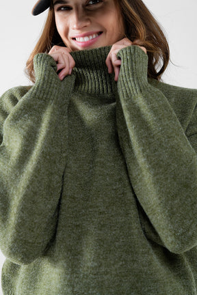 maglione a maglia grossa verde con dolcevita
