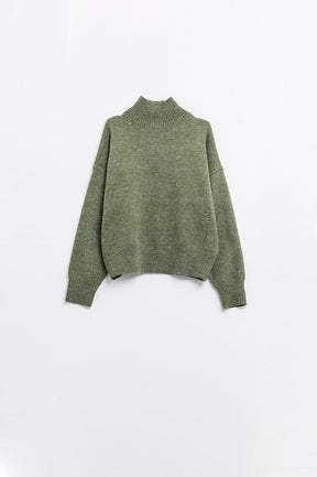 maglione a maglia grossa verde con dolcevita