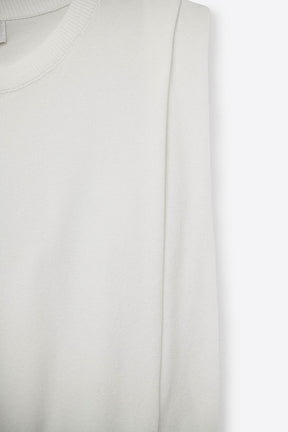 Maglione a maglia senza maniche con drappeggio sulle spalle in bianco