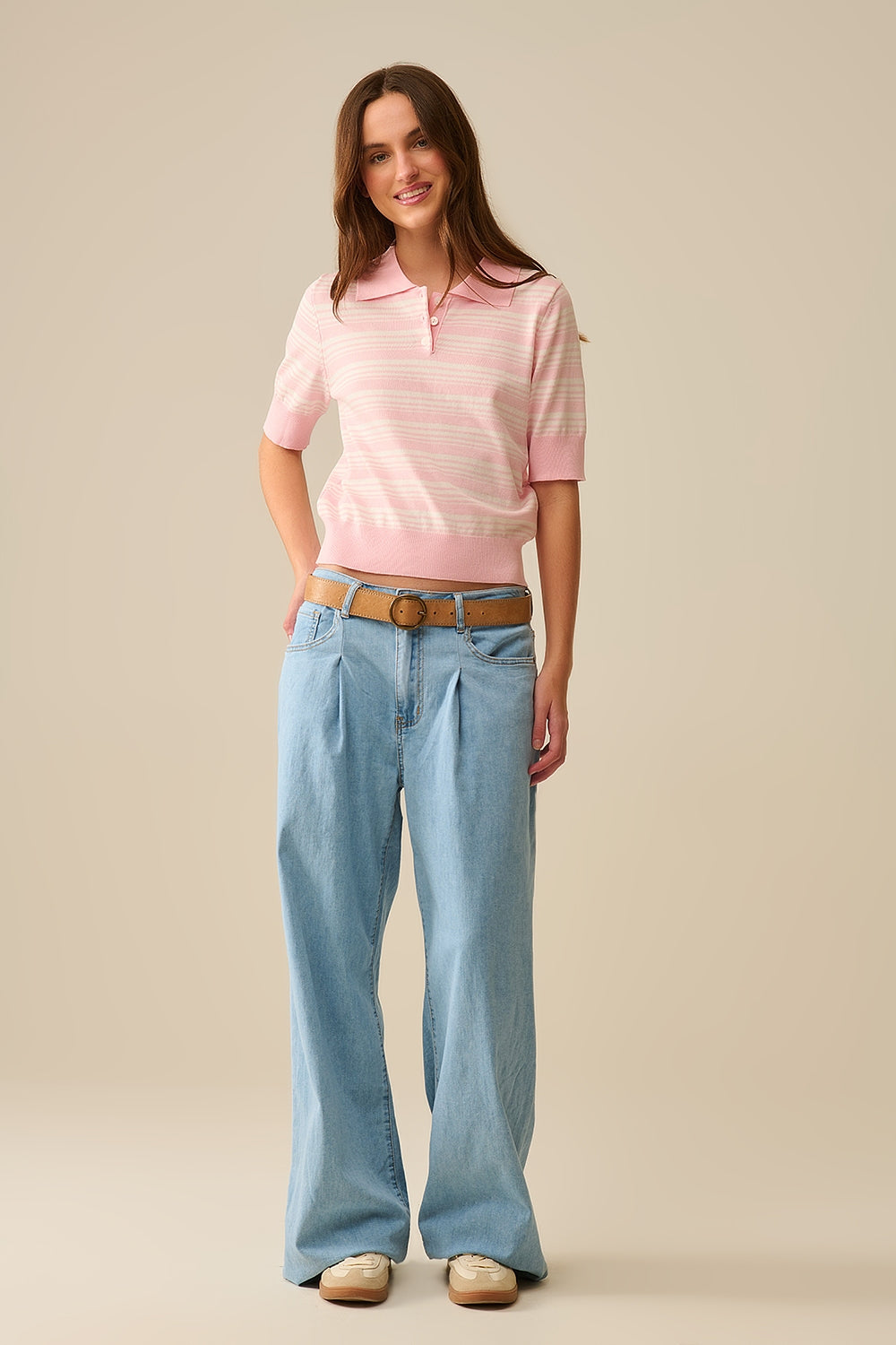 Maglione a righe bianche e rosa con collo a polo
