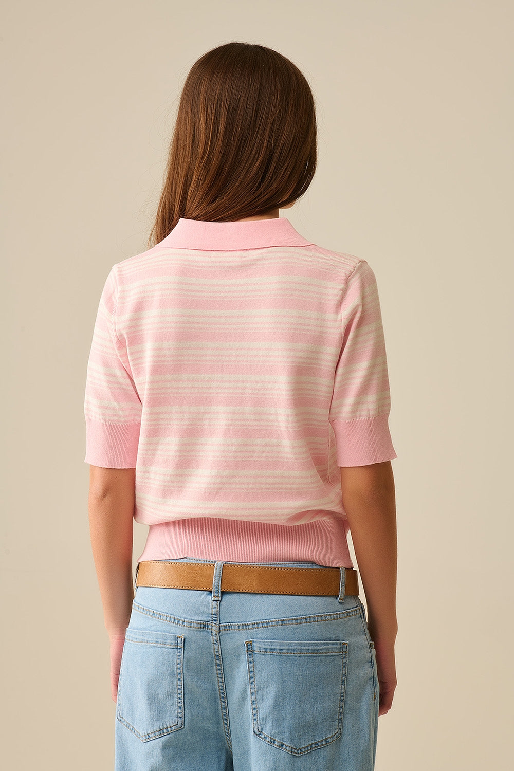 Maglione a righe bianche e rosa con collo a polo