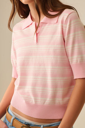 Maglione a righe bianche e rosa con collo a polo