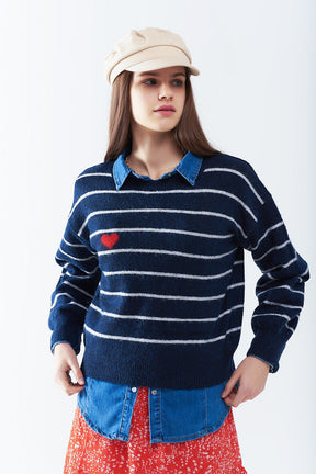 Q2 Maglione a righe blu con dettaglio a cuore rosso