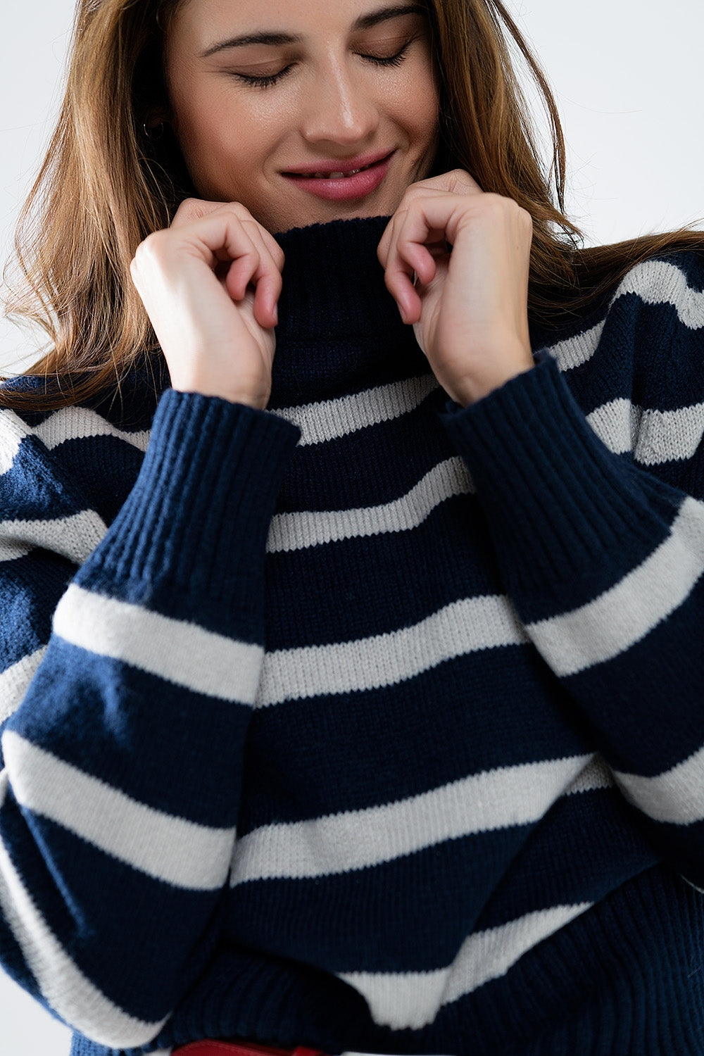 Maglione a righe con collo alto blu navy e grigio