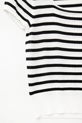 Maglione a righe con scollo quadrato in bianco e nero