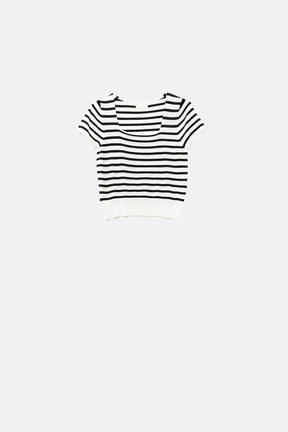 Maglione a righe con scollo quadrato in bianco e nero
