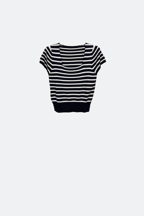 Maglione a righe con scollo quadrato in bianco e nero