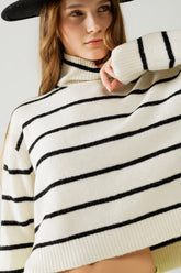 Q2 Maglione a righe crema in nero con collo alto