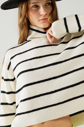 Q2 Maglione a righe crema in nero con collo alto