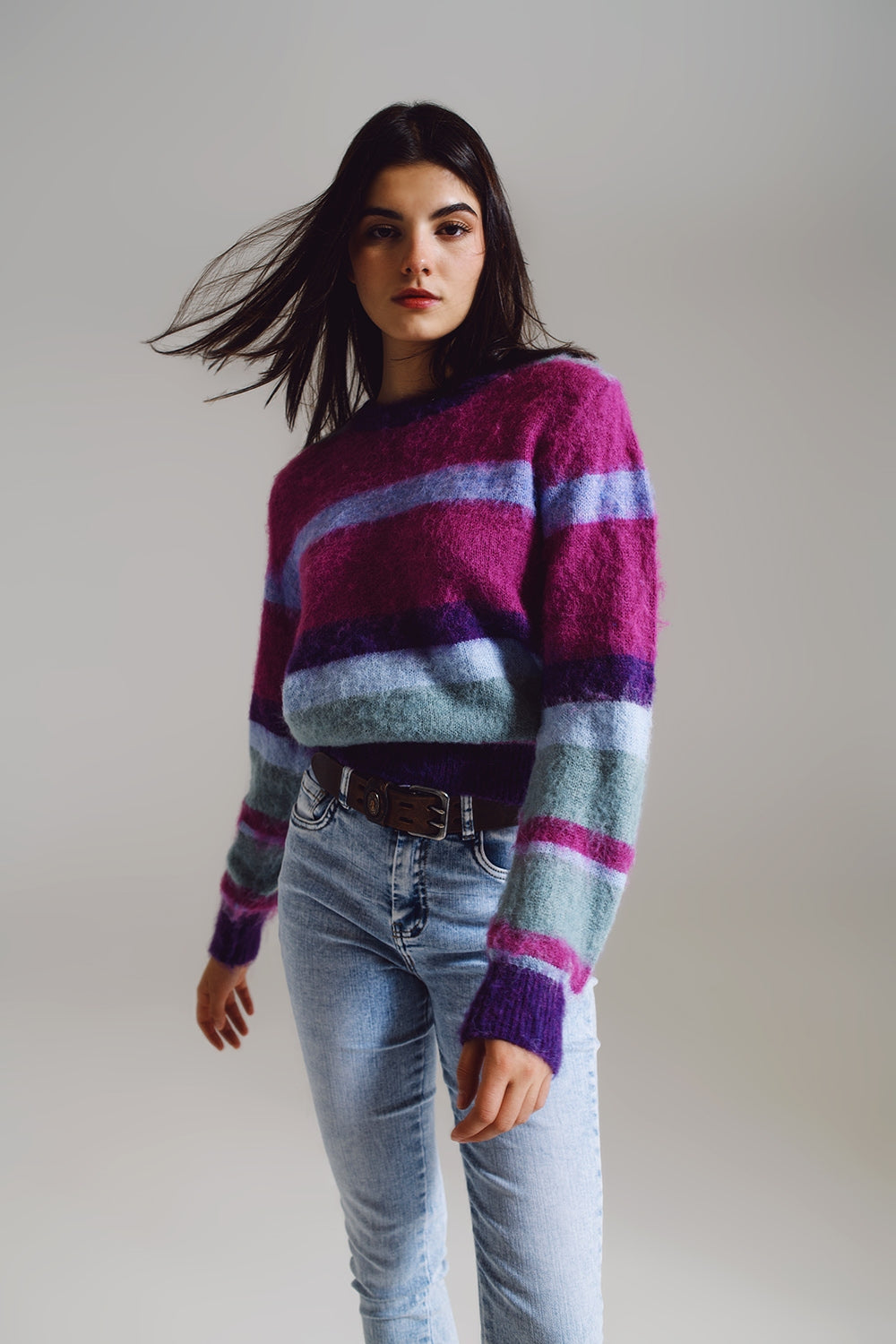 Maglione a righe fluffy sfumato in tonalità di viola blu e bianco