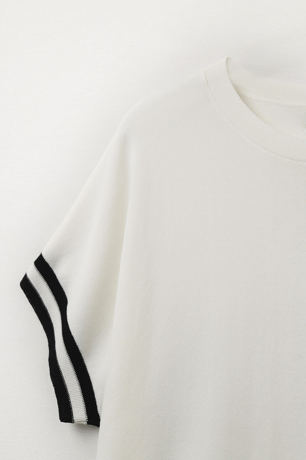 Maglione a vestibilità comoda in bianco con dettagli a contrasto neri
