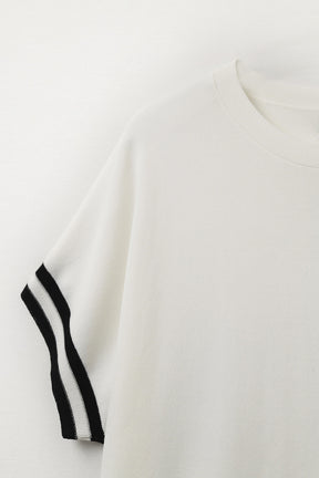 Maglione a vestibilità comoda in bianco con dettagli a contrasto neri