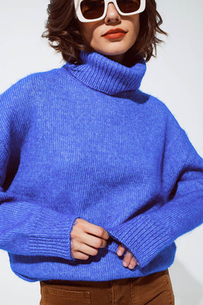 Maglione azzurro con collo alto