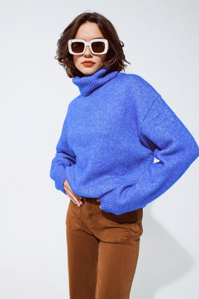 Q2 Maglione azzurro con collo alto