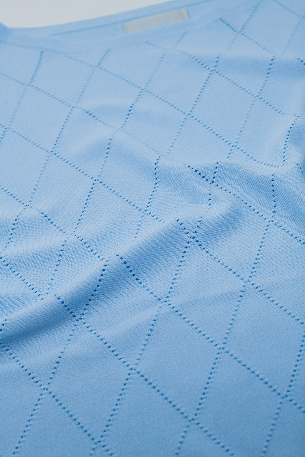 Maglione azzurro con stampa argyle e scollo a barca