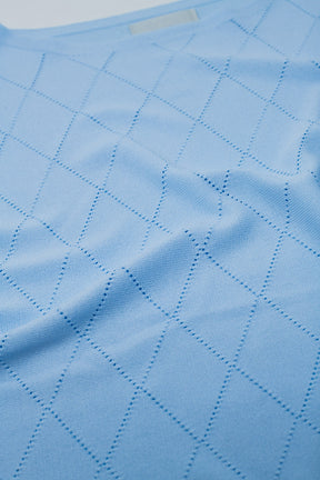 Maglione azzurro con stampa argyle e scollo a barca