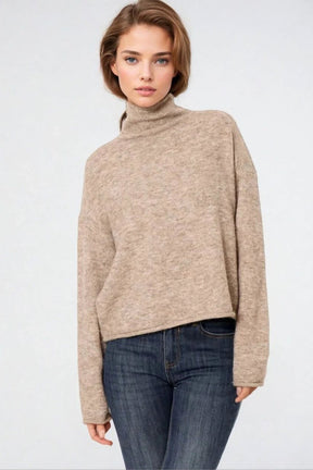Q2 Maglione beige a collo alto e soffice dal taglio rilassato
