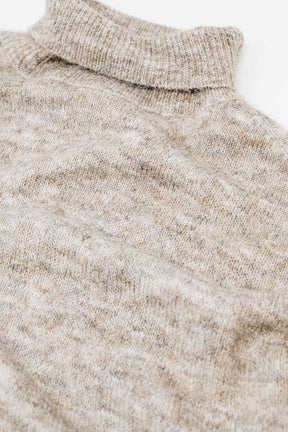 Maglione beige a collo alto e soffice dal taglio rilassato