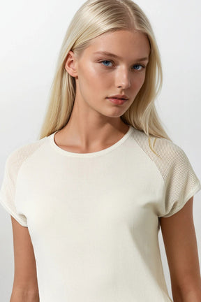 Q2 Maglione beige a maniche corte con maglia sulla spalla