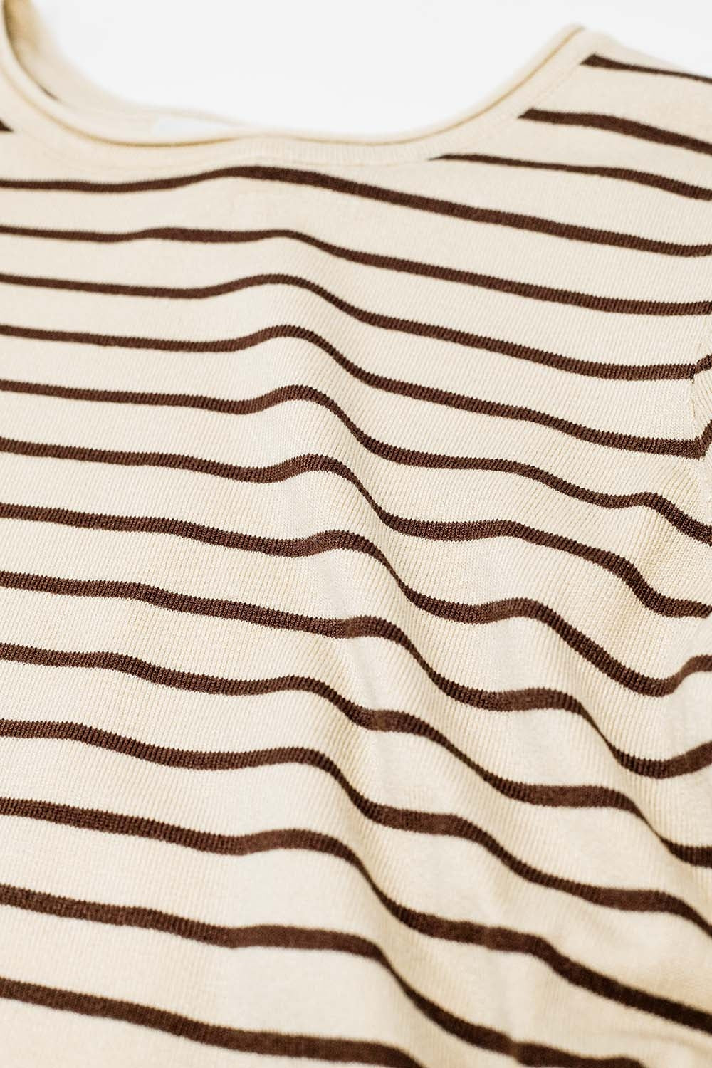 Maglione beige a righe in maglia fine