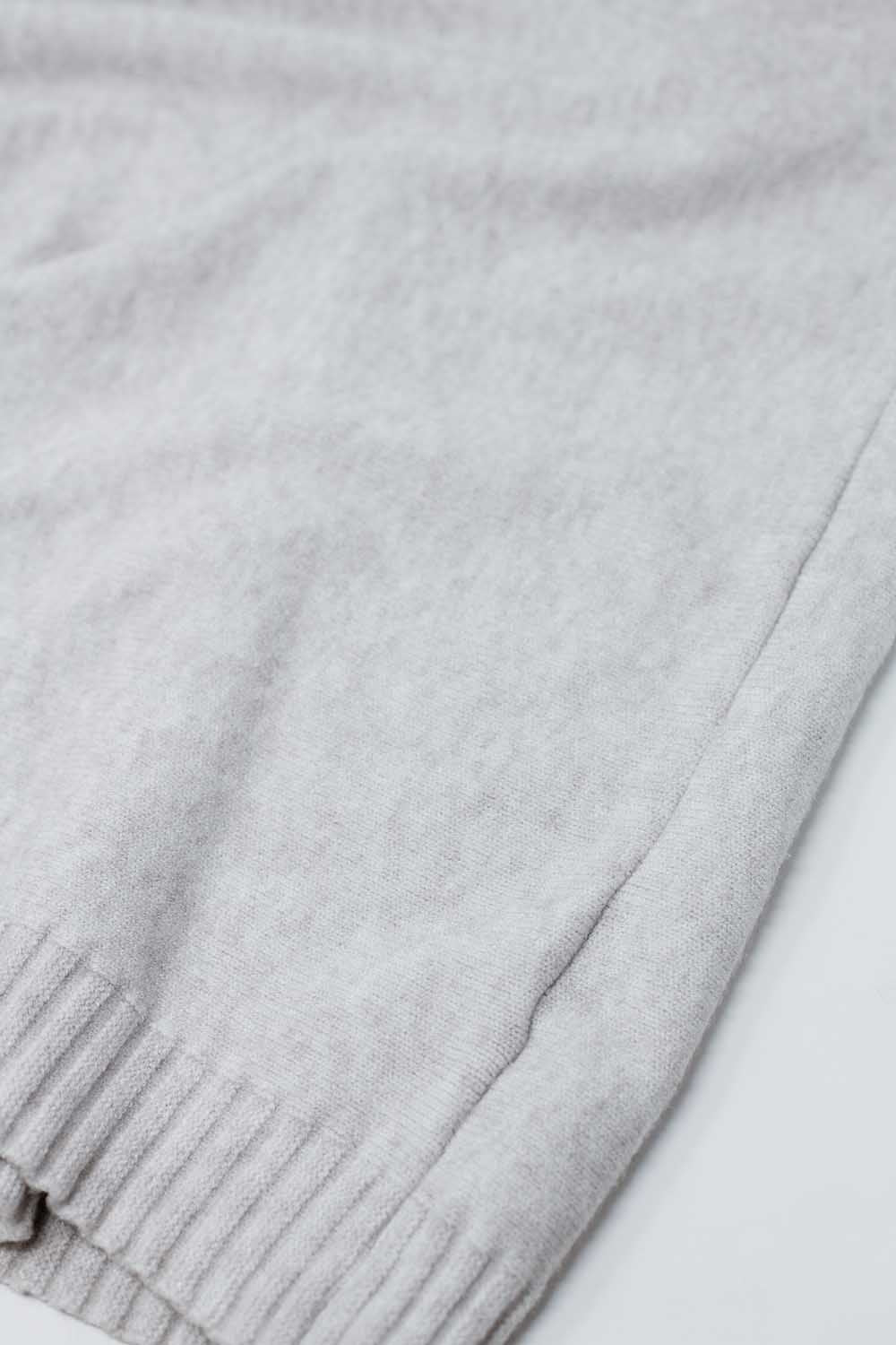 Maglione beige con maniche aderenti